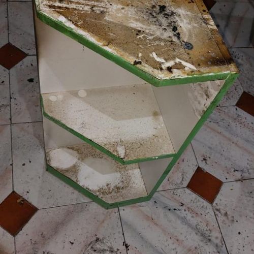 Mueble de esquina de cocina blanco y verde con hollín