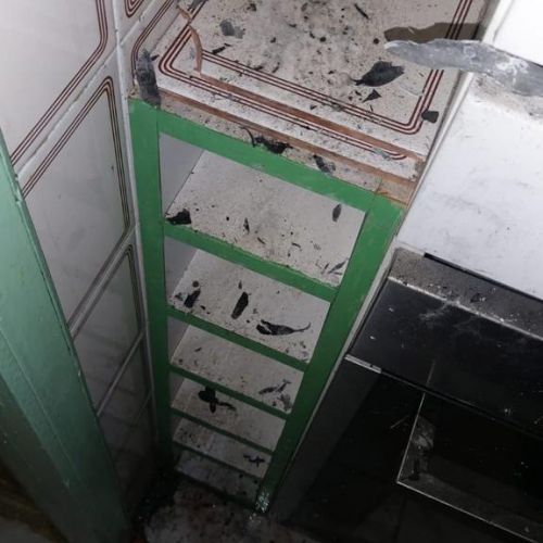 Mueble de cocina blanco y verde con hollín