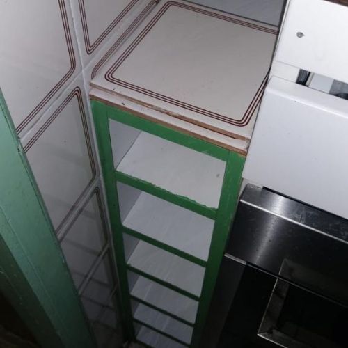 Mueble de cocina verde y blanco limpio