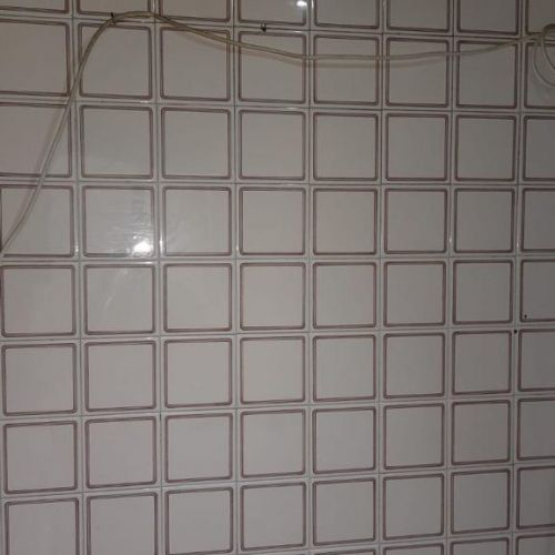 Suelo de baldosas de cocina limpio