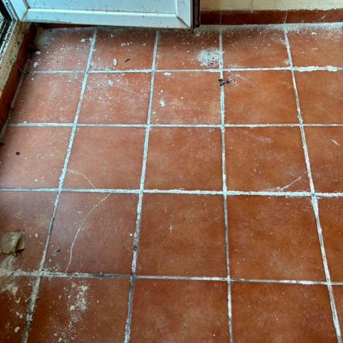 Baldosas sucias y estropeadas