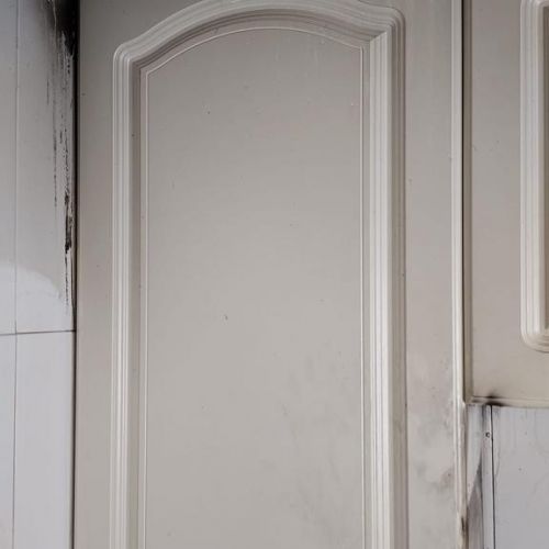 Mueble alto de cocina limpio