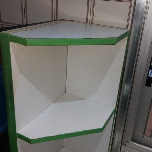 Mueble en esquina de cocina verde y blanco limpio
