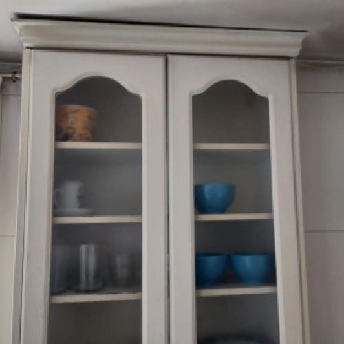 Alacena blanca de cocina limpia