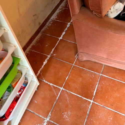 Imagen de baldosas rojizas sucias y estropeadas