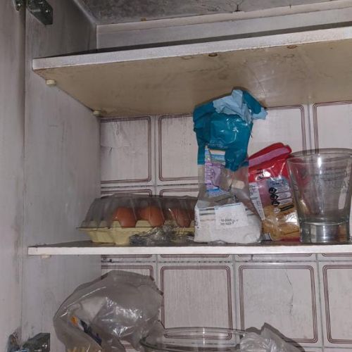 Interior de mueble de cocina blanco con hollín