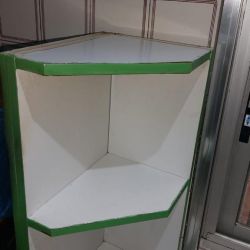 Mueble en esquina de cocina verde y blanco limpio