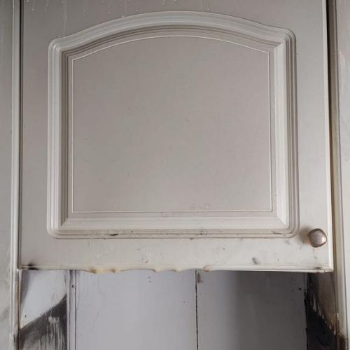 Mueble blanco de cocina con hollín