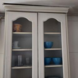 Alacena blanca de cocina limpia