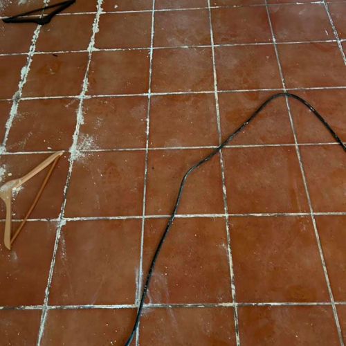 Imagen de baldosas sucias y estropeadas