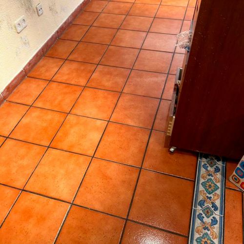 Imagen de suelo de baldosas de color rojizo limpio