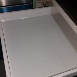 Interior de cajón de cocina limpio