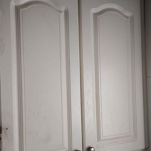 Mueble alto de cocina con dos puertas limpio