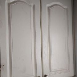 Mueble alto de cocina con dos puertas limpio