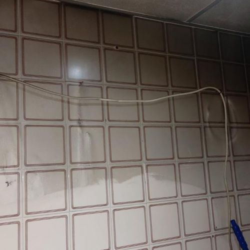 Suelo blanco de cocina con hollín