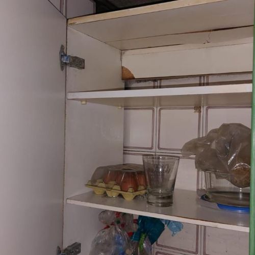 Interior de mueble de cocina limpio