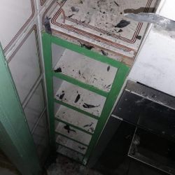 Mueble de cocina blanco y verde con hollín