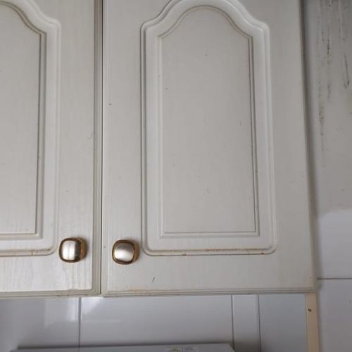 Mueble alto blanco de cocina limpio