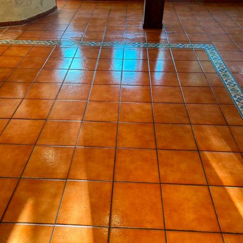 Suelo de baldosas de terrazo rojizo limpio