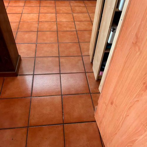 Suelo de baldosas de color rojizo limpio