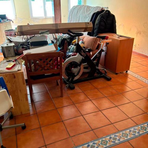 Imagen de suelo de baldosas de terrazo rojizo limpio